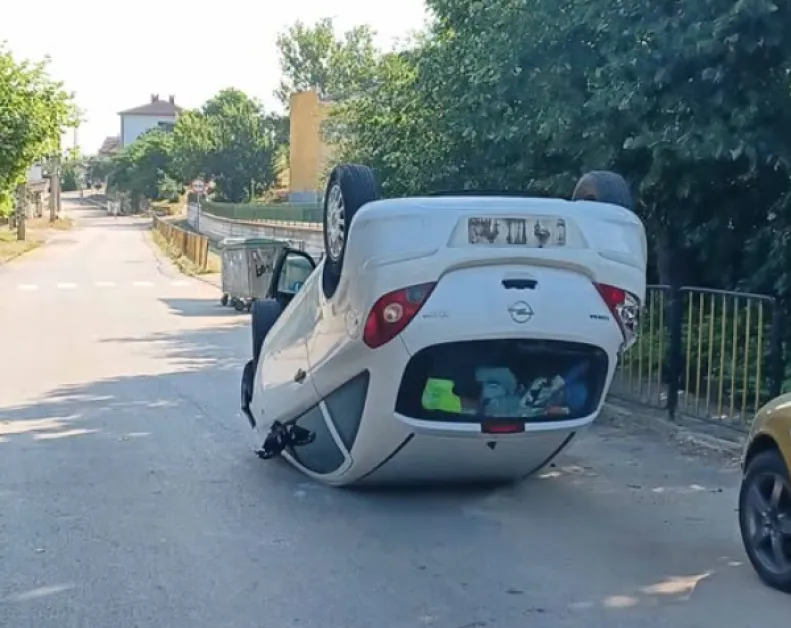 Кола се обърна по таван в село Ягода СНИМКА