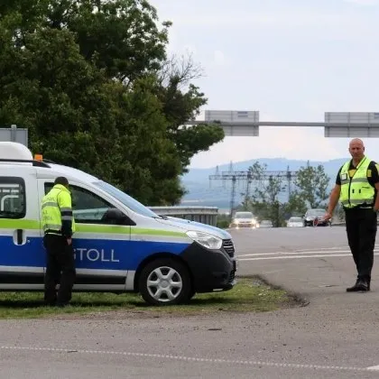 Шофьор на 80 години се заби с автомобила си в служебна кола