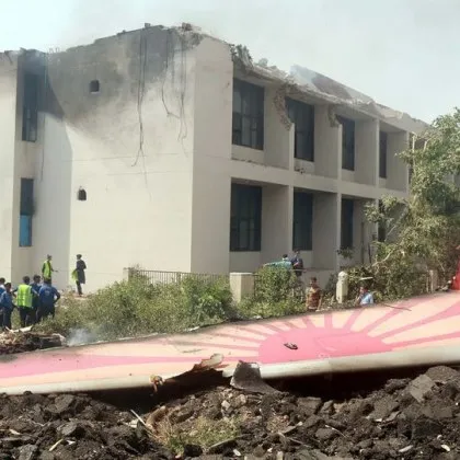 Часове след трагичната самолетна катастрофа в индийския град Ахмедабад при