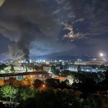 Голям пожар е избухнал тази нощ във Варна За това