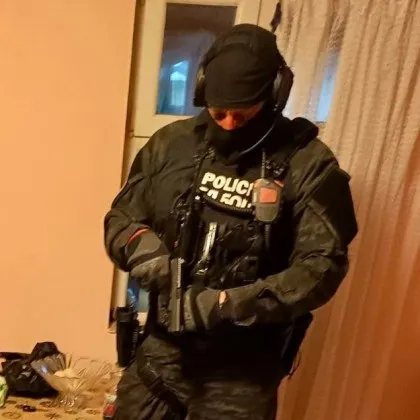 Спецакция на ГДБОП в София! Задържаха 13 души, откриха много дрога и пари ВИДЕО
