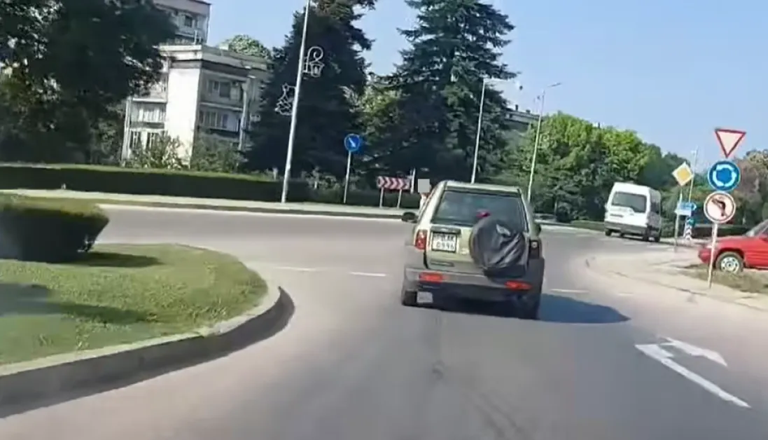 Опасно! Дете стърчи от прозорец на движеща се кола ВИДЕО