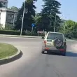 Опасно! Дете стърчи от прозорец на движеща се кола ВИДЕО