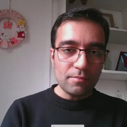 Куруш Зиабари е от журналист от Иран но от няколко