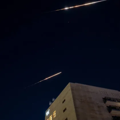 Иран изстреля нова вълна от балестични ракети към Израел Сирени вият