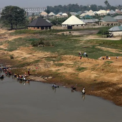 Най малко 100 души са били убити при нападение с огнестрелно
