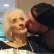 Спомни си младостта: 103-годишна жена си „поръча" мъж в старчески дом