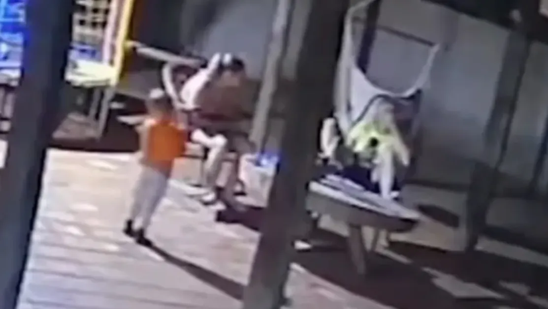 2-годишно дете неволно застреля майка си ВИДЕО