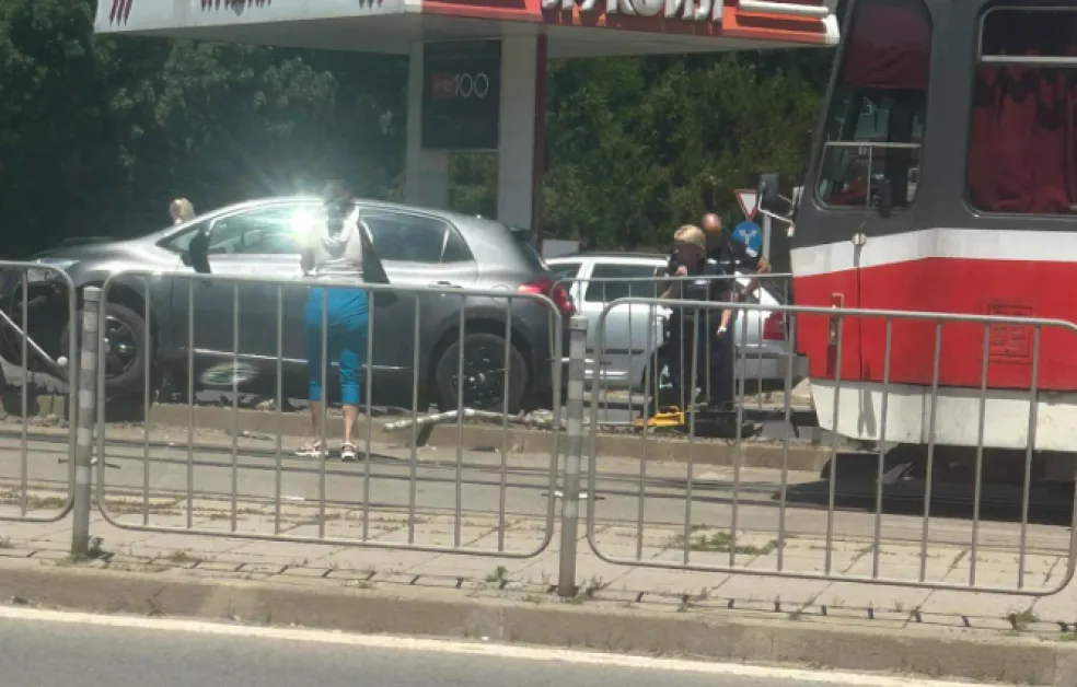 Кола се вряза в метално ограждение в София СНИМКА