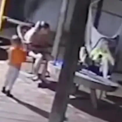 Двегодишно дете неволно застреля майка си докато си играе с