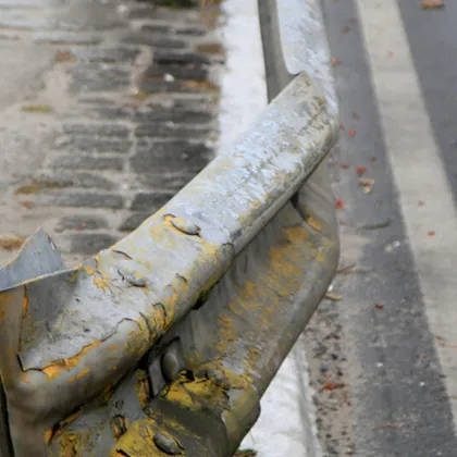 Шофьор на 62 години е починал след удар в мантинела