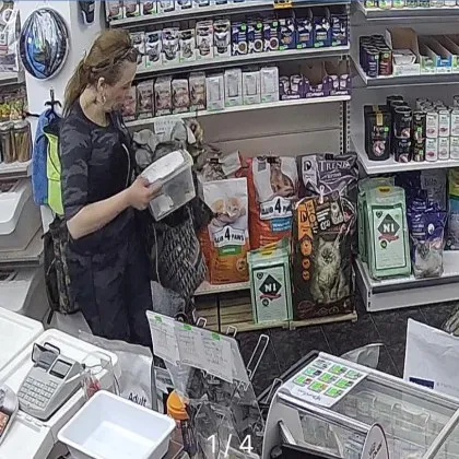 Тази жена открадна благотворителна касичка по време на спасителна акция на коте СНИМКИ