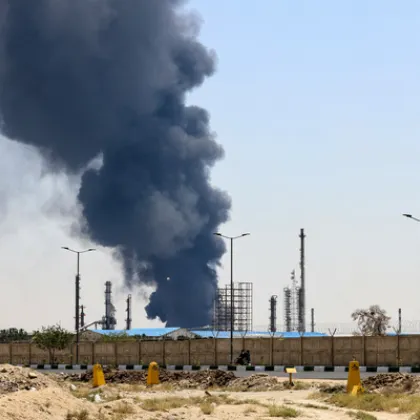 В неделя дим се издига над резервоарите за гориво в