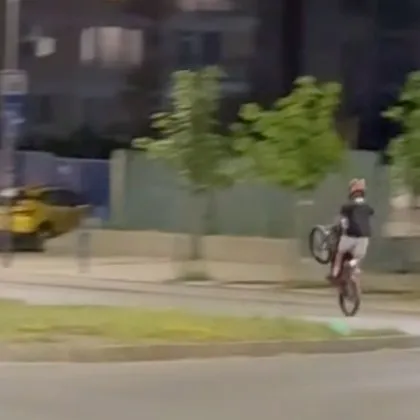 Случай на опасно шофиране на велосипед ядоса потребителите на социалните