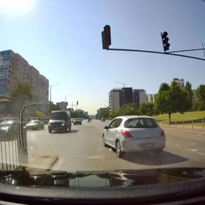 В Люлин има кръстовище където червеният светофар е просто мнение а