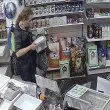Тази жена открадна благотворителна касичка по време на спасителна акция на коте СНИМКИ