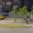 Познайте си детето: Младеж мина на една гума на кръстовище ВИДЕО