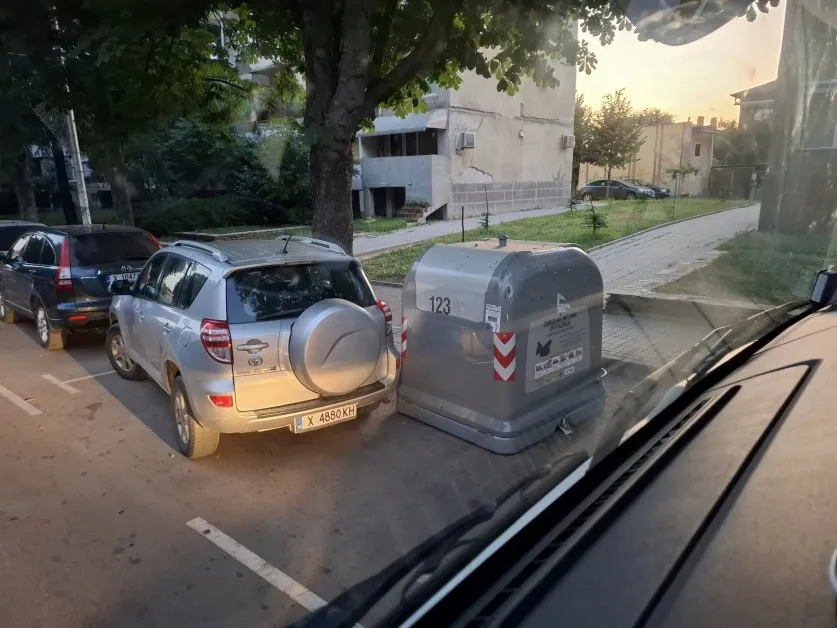 Джип попречи на контейнер за боклук в Димитровград, заформи се дебат ВИДЕО
