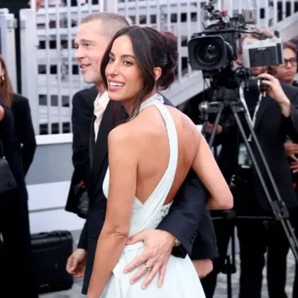 61 годишният американски актьор Брад Пит излезе публично с приятелката си