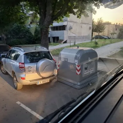 Димитровград автомобил попречи на камион за боклук да си