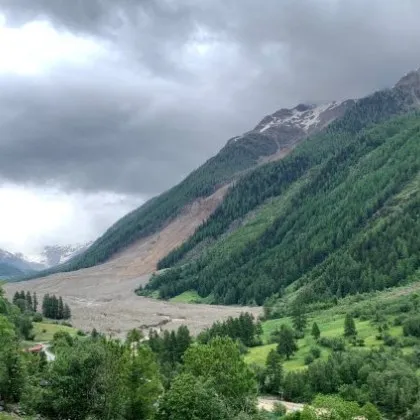 Швейцарските власти евакуираха село в източната част на страната заради