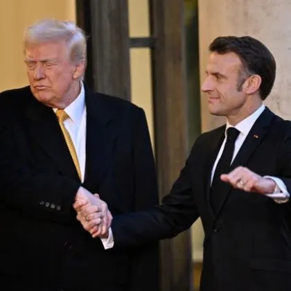 По време на брифинг на срещата на върха на Г 7