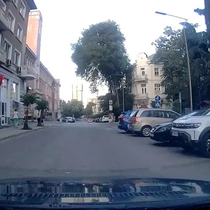 Наглост или единствен вариант? Шофьор подразни в Стара Загора, четоха му "конско" ВИДЕО