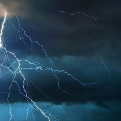 Силна буря връхлетя крайбрежния район Истрия в Хърватия снощи поваляйки