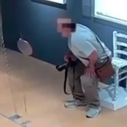 Турист изкушен се да се снима на стол изработен от