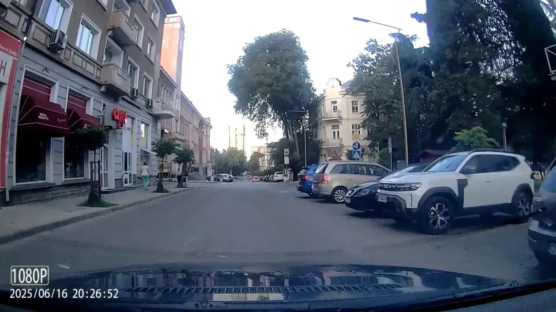 Наглост или единствен вариант? Шофьор подразни в Стара Загора, четоха му "конско" ВИДЕО