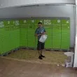 Мъж счупи декоративна масичка, мислейки, че е столче ВИДЕО