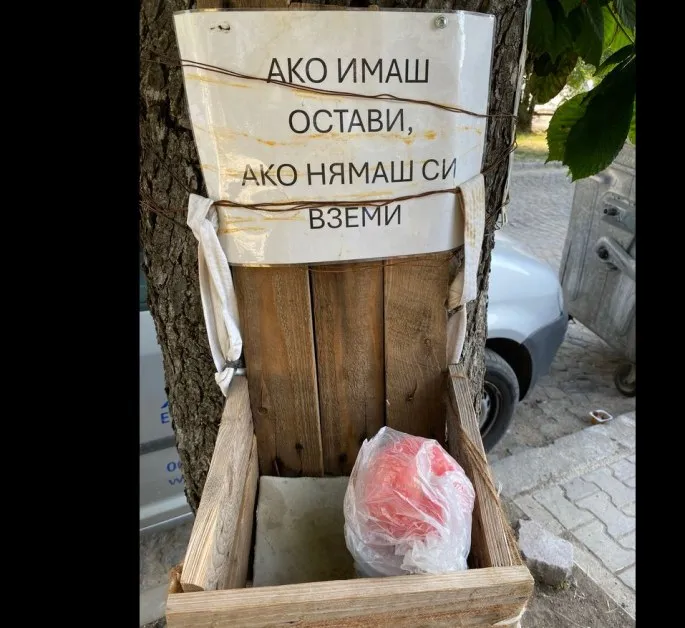 „Ако имаш – остави, ако нямаш – си вземи": Безмълвното добро е сред нас СНИМКА