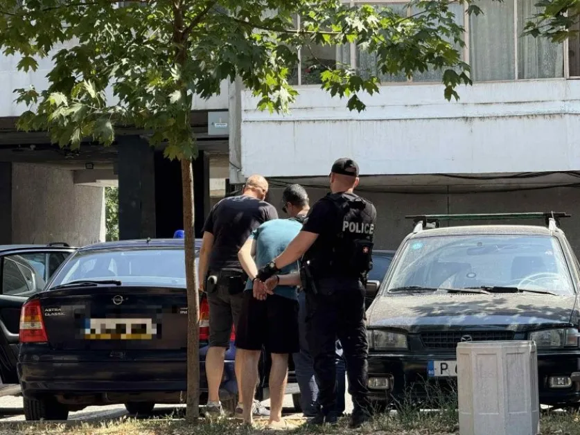 Маскирани полицаи закопчаха двама след акцията в Пловдив, претърсиха адрес в центъра
