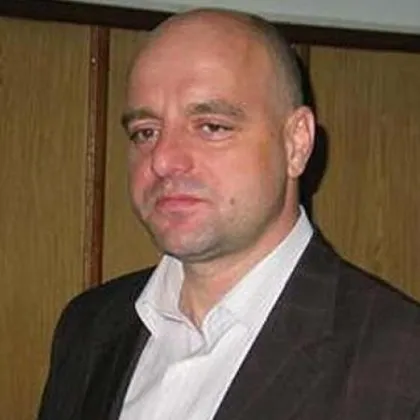 Докато полицията в цялата страна търси прокурорския син Васил Михайлов