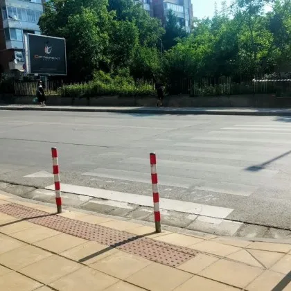 Колчета поставени току до пешеходна пътека на улица във Велико