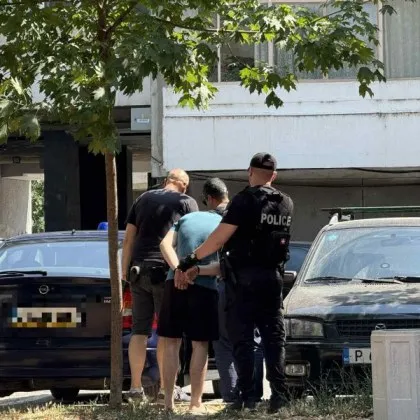 Маскирани полицаи закопчаха двама след акцията в Пловдив, претърсиха адрес в центъра