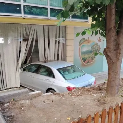 Кола нахлу в столичен офис За това алармират граждани в