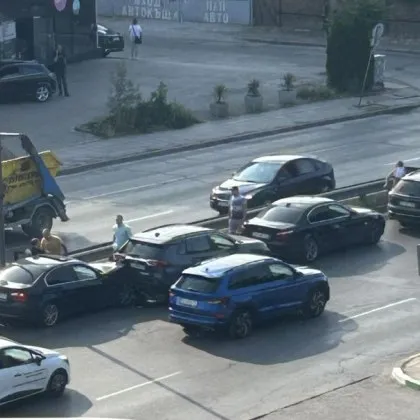 Сблъсък между няколко автомобила на бул Акад Иван Евст Гешов
