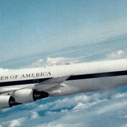 Boeing E 4B Nightwatch известен като Самолетът на Страшния съд излетя