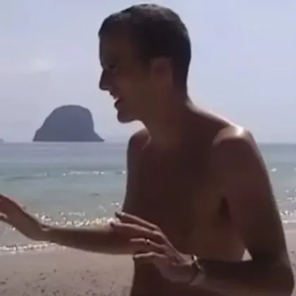 През 2004 г британец снимал на плаж в Тайланд без