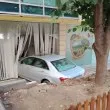 Мерцедес се вряза в офис в София СНИМКИ