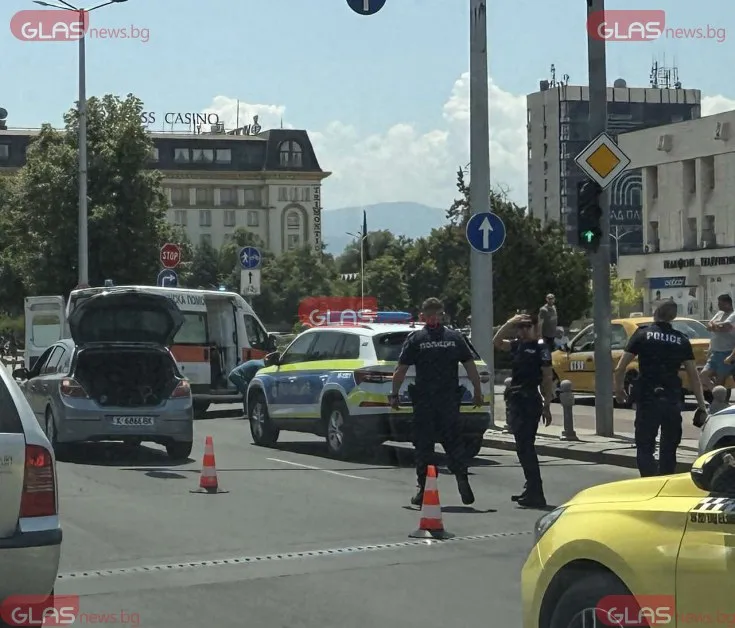 Инцидент в центъра на Пловдив! Има задръстване, пристигнаха полицаи и медици* СНИМКИ