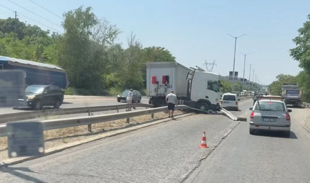 Камион отнесе мантинелата на булевард в Русе, влезе в насрещното СНИМКИ