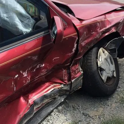 20 годишен мъж е в кома след катастрофа между два автомобила