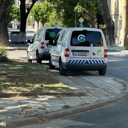 Снимка запечатала два служебни автомобила на общинското предприятие Паркинги и