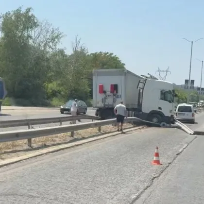 Камион отнесе мантинелата на булевард в Русе, влезе в насрещното СНИМКИ