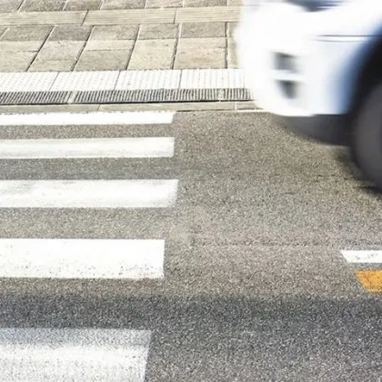 64 годишна жена е приета в болница след като беше блъсната