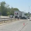 Камион отнесе мантинелата на булевард в Русе, влезе в насрещното СНИМКИ