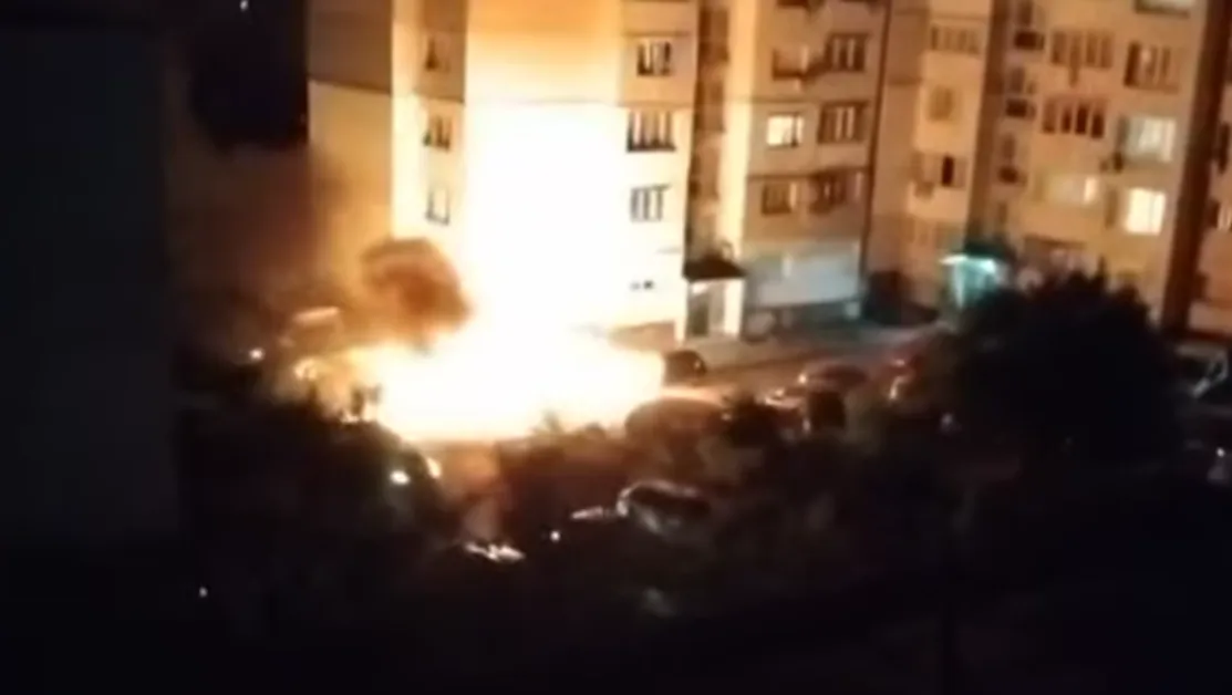 Автомобили лумнаха в пламъци в столичен квартал