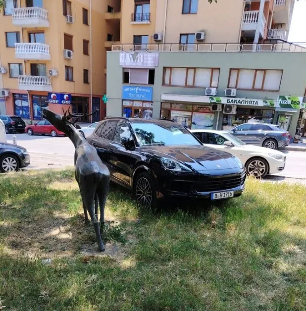 "Черният джип винаги е с предимство": нагъл факт ли е шегата? СНИМКА